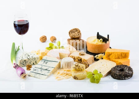 Käseplatte, Studio, Cheddar, tete Moine, Gorgonzola, Ziegenkäse, der französischen Schafskäse, Butter, Käse, Weichkäse, Streichkäse mit Walnüssen, Pfeffer Käse, Käse, Gouda, Parmesan, Trauben, Walnüsse, Frühlingszwiebeln Stockfoto