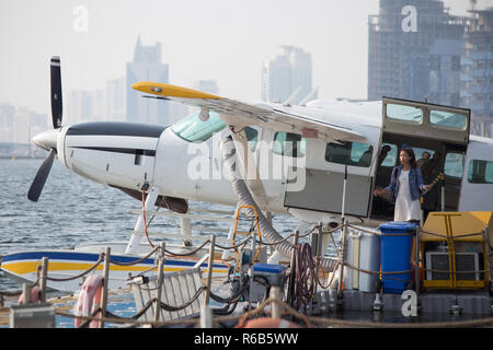 Eine weibliche asiatische Modell bereitet sich für ein Wasserflugzeug in Dubai, Vereinigte Arabische Emirate. Stockfoto