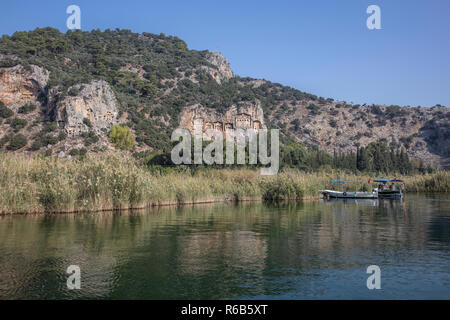 Boote Anzeigen am Hang der Lykier Felsengräber in Dalyan Stadt Stockfoto