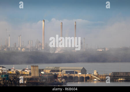 Valero Raffinerie im frühen Morgennebel Pembroke Dock Wales Stockfoto