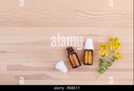 Blick von oben auf eine homöopathische Medizin mit blühenden Johanniskraut auf einer hölzernen Hintergrund mit Kopie Raum Stockfoto