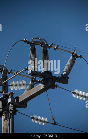 Elektrische Gebrauchspfosten mit Verkabelung und Isolatoren Stockfoto