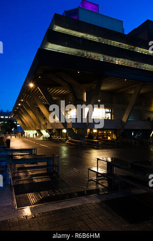 National Theater, South Bank Centre, oberen Boden, London, UK. Am Abend Bild nach Einbruch der Dunkelheit. Stockfoto