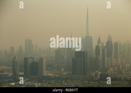 Burj Khalifa und die Skyline der Stadt von einem Wasserflugzeug in Dubai, Vereinigte Arabische Emirate. Stockfoto