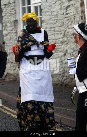 Kukeri Tag manchmal als darkie Tag bekannt, alte traditionelle Umzug mit Musik und Tanz durch die Straßen der Stadt. Padstow, Cornwall, UK. Stockfoto