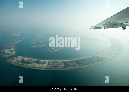 Palm Jumeirah und Atlantis Hotel, wie man es von einem Wasserflugzeug in Dubai, Vereinigte Arabische Emirate. Stockfoto