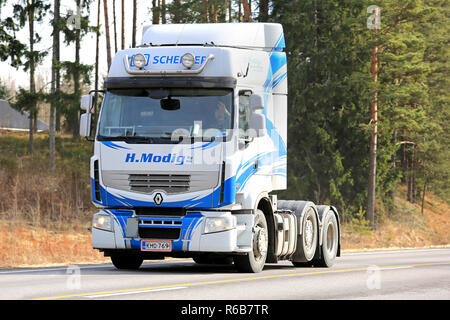 Salo, Finnland - 26. März 2017: Blau und Weiß Renault Premium Truck von Helmer Modig Oy Lkw entlang der Autobahn 52 an einem sonnigen Tag im Frühling. Stockfoto