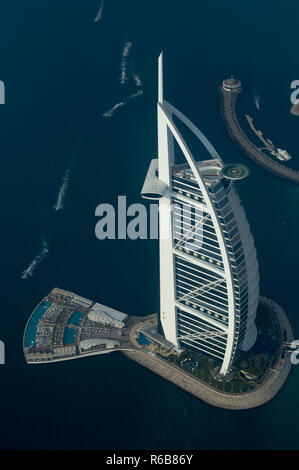 Das Luxushotel Burj Al Arab Hotel, wie man es von einem Wasserflugzeug in Dubai, Vereinigte Arabische Emirate gesehen Stockfoto