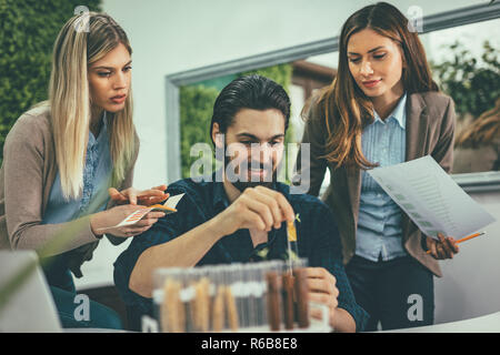 Team aus Universität Biologen unter Experiment auf sprießen und die Analyse der Probe der Anlage. Stockfoto