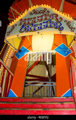 30. November 2018 Der Eingang zu einem traditionellen Helter Skelter Fahrt in als Attraktion im Belfast Weihnachtsmarkt in Nordirland errichtet. Diese Stockfoto