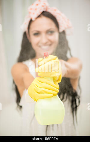 Junge schöne Frau Reinigung Fenster. Selektive konzentrieren. Stockfoto