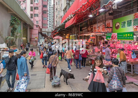 KOWLOON, HONG KONG - 22. APRIL 2017: Leute, Shopping am lokalen Markt, Mong Kok, Kowloon, Hong Kong. Stockfoto