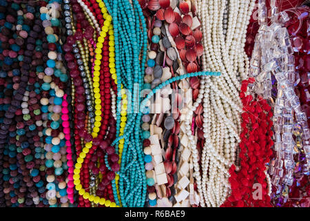 Hintergrund der bunten Kette aus Edelsteinen und farbige Perlen in einem Shop präsentiert. Halb kostbaren Schmuck. Stockfoto