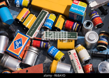 Hintergrund der alten Video und Fotografie Kamera film Rollen zum Verkauf auf einem Flohmarkt. Keine Menschen. Stockfoto