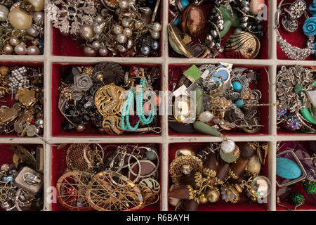 Hintergrund der Flohmarkt mit gefälschten Vintage Schmuck Armbänder und Halsketten zum Verkauf stand. Stockfoto