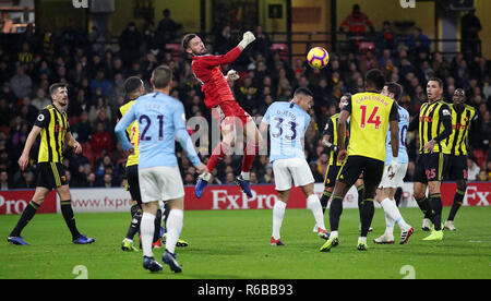 Watford Torwart Ben Foster (Mitte) Schlägen einen Schuß während der Premier League Match an der Vicarage Road, Watford klar. Stockfoto