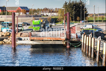 Hasselvika, Norwegen - 17 Oktober, 2016: Fähre Rampe und Liegeplatz pier, Trondheim, Norwegen Stockfoto