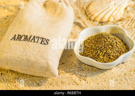 Kräuter der Provence an einem Strand Stockfoto