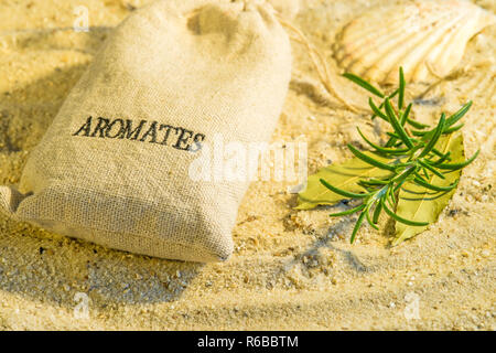 Kräuter der Provence an einem Strand Stockfoto