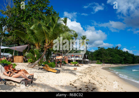 Touristen am Strand in der Baia an Avani Barbarons Mahé Seychellen Stockfoto