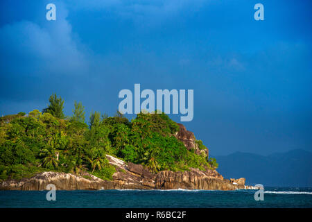 Grand Anse Beach, Granitfelsen vom Meer geformten Insel Mahe Seychellen Por Launay Straße und West Coast Road. Panoramablick auf die Straße. Stockfoto