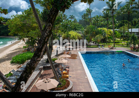 Touristen am Strand und am Pool in der Baia an Avani Barbarons Mahé Seychellen Stockfoto