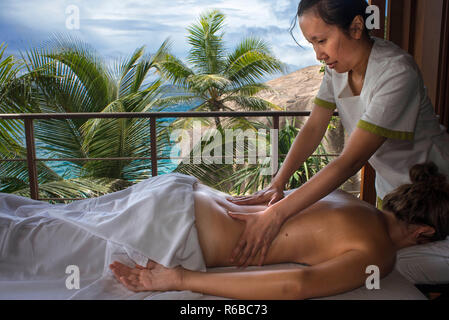 Entspannende Massage im Six Senses Zil Pasyon Luxus Hotel. Felicite Island Seychellen. Stockfoto