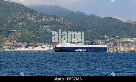 SALERNO, ITALIEN - Juni 28: Neptun Linien in Salerno am 28. Juni 2014. Neptun Thelisis big Car carrier Ro-ro-Schiff das Verlassen des Hafens in Salerno, Italien. Stockfoto