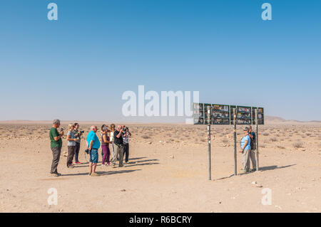 Touristen Fotos zu Tropic of Capricorn sign in der Nähe, Namibia Stockfoto