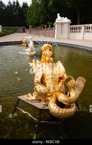 Details der Brunnen aus Marmor mit Skulptur und goldenen Statuen in einem barocken Garten zu einem königlichen Palast in den Niederlanden Stockfoto