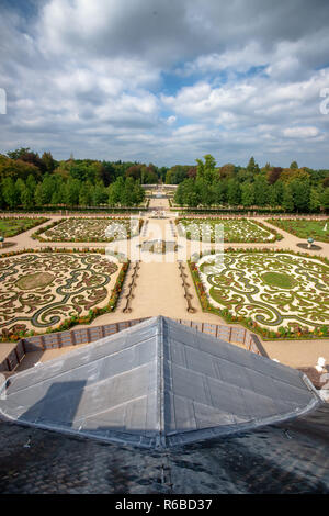 Royal Dutch Palace Garten mit Blick vom Dach des Palastes. Composite mir Perspektive und sonnige Aussicht auf den angelegten Garten und Springbrunnen Stockfoto