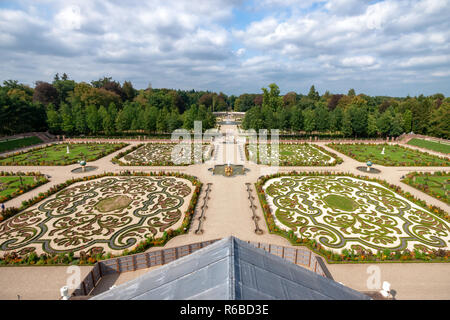 Royal Dutch Palace Garten mit Blick vom Dach des Palastes. Composite mir Perspektive und sonnige Aussicht auf den angelegten Garten und Springbrunnen Stockfoto