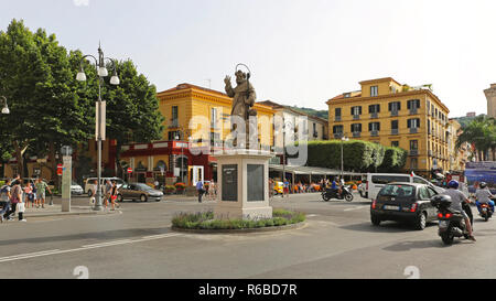 SORRENTO, Italien, 24. Juni: Piazza Tasso in Sorrent am 24. Juni 2014. Sant Antonino Abate Denkmal am zentralen Platz und Platz von Sorrent, Italien. Stockfoto