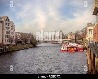 Lendal Bridge in New York mit alten und modernen Gebäuden auf jeder Seite. Sportboote liegen in der Nähe der Brücke und einem blauen bewölkten Himmel ist vor Anker. Stockfoto