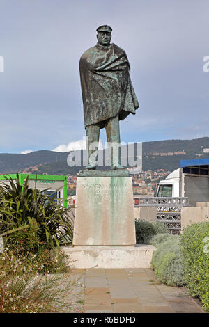TRIESTE, Italien - 14. Oktober: Nazario Sauro Denkmal in Triest am 14. Oktober 2014. Statue des berühmten Irredentistischen und Sailor auf der Riva in Triest. Stockfoto