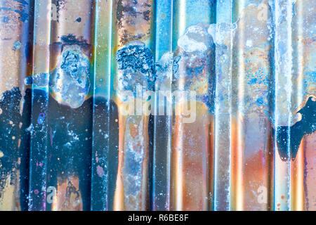 Aus Wellblech mit Regenbogen Farben Stockfoto