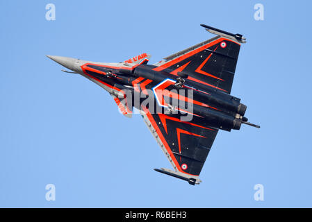 Französisch. Armee de l'Air französische Luftwaffe Rafale Jet Kampfflugzeug bei der Royal International Air Tattoo, RIAT, RAF Fairford Air Show. Planform fliegt Stockfoto