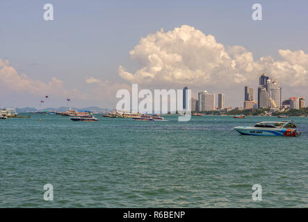 NAKLUA, THAILAND - Oktober 17,2018: Strand Wongamat Dies ist ein Strand mit vielen großen, modernen Hotels. Dieser Bereich gehört in Naklua in der Nähe von Pattaya. Stockfoto