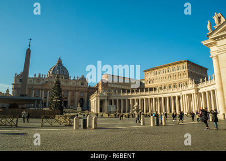 St. Peter's Square in der Weihnachtszeit mit der St. Peter's Basilica, Vatican City, der päpstlichen Enklave in Rom, Italien. Stockfoto