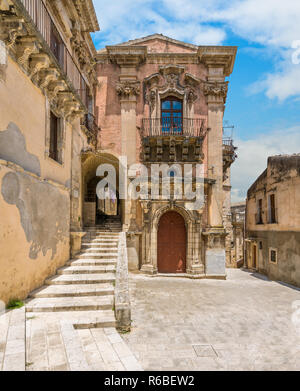 Die barocke Fassade des Palazzo Della Cancelleria in Ragusa Ibla. Sizilien, Süditalien. Stockfoto