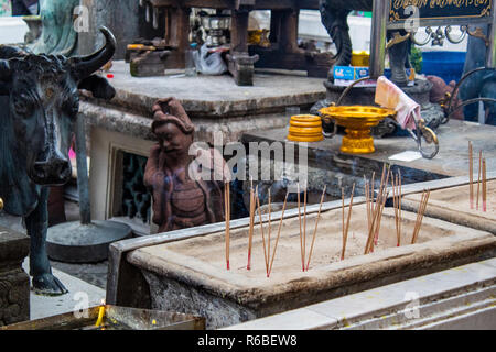 Buddhistische Räucherstäbchen und Statuen im Tempel Stockfoto