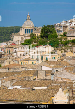 Panoramablick von Ragusa Ibla mit der Kuppel des Duomo San Giorgio. Sizilien (Sicilia), Süditalien. Stockfoto