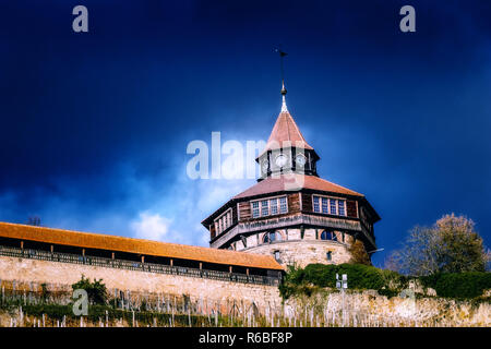 Die Dicker Turm oberhalb der mittelalterlichen Stadt Esslingen am Neckar in Baden-Württemberg, Deutschland Stockfoto