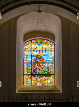 Glasmalerei mit dem hl. Georg tötet den Drachen im Dom von San Giorgio in Ragusa Ibla, Sizilien, Süditalien. Stockfoto