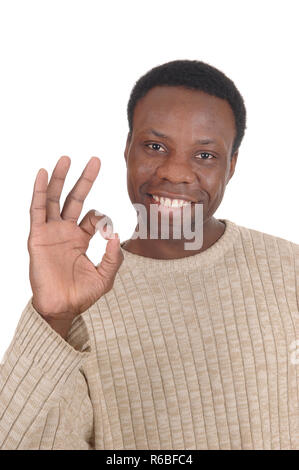 Glücklich lächelnde afrikanischer Mann Zeichen ok Stockfoto