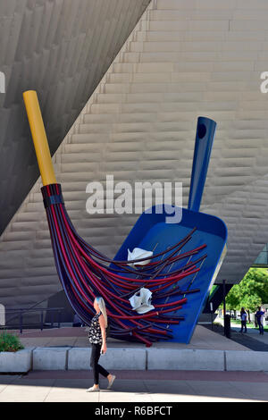 Moderne Skulptur "große Schleife" von Schaufel und Besen außerhalb des Denver Art Museum, Civic Center, Denver, Colorado, USA Stockfoto