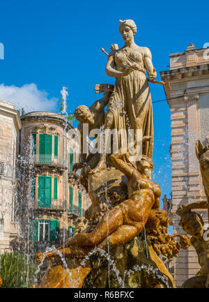 Diana Brunnen in der Altstadt von Syrakus (Ortigia). Sizilien, Süditalien. Stockfoto