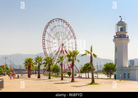 Riesenrad auf der Strandpromenade von Batumi, Georgien Stockfoto