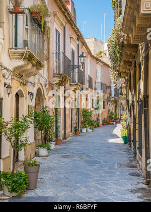 Eine schmale und malerischen Straße in der Altstadt Ortigia, Siracusa, Sizilien, Süditalien. Stockfoto