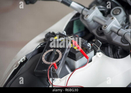 Überprüfung der Batterie des Motorrads Stockfoto